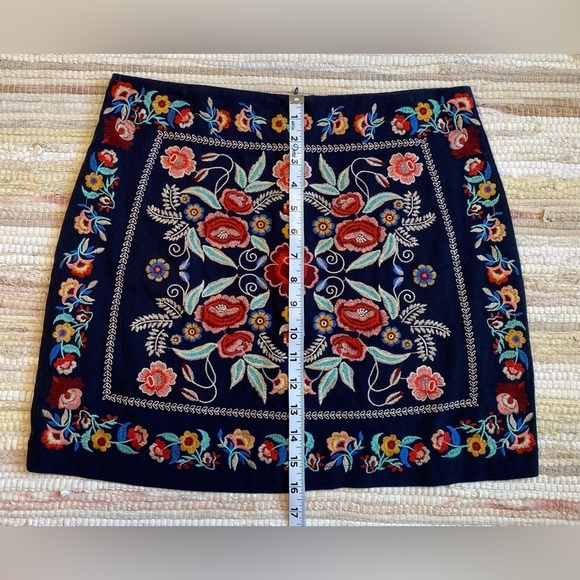Umgee Floral Embroidered Navy Mini Skirt NWT Size M - Picture 8 of 9